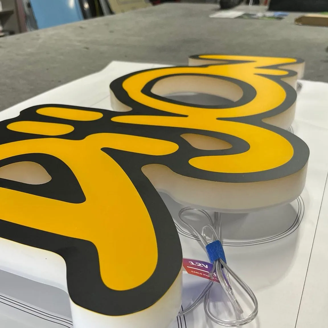 Enseigne bloc LED logo graffiti — jaune et noir