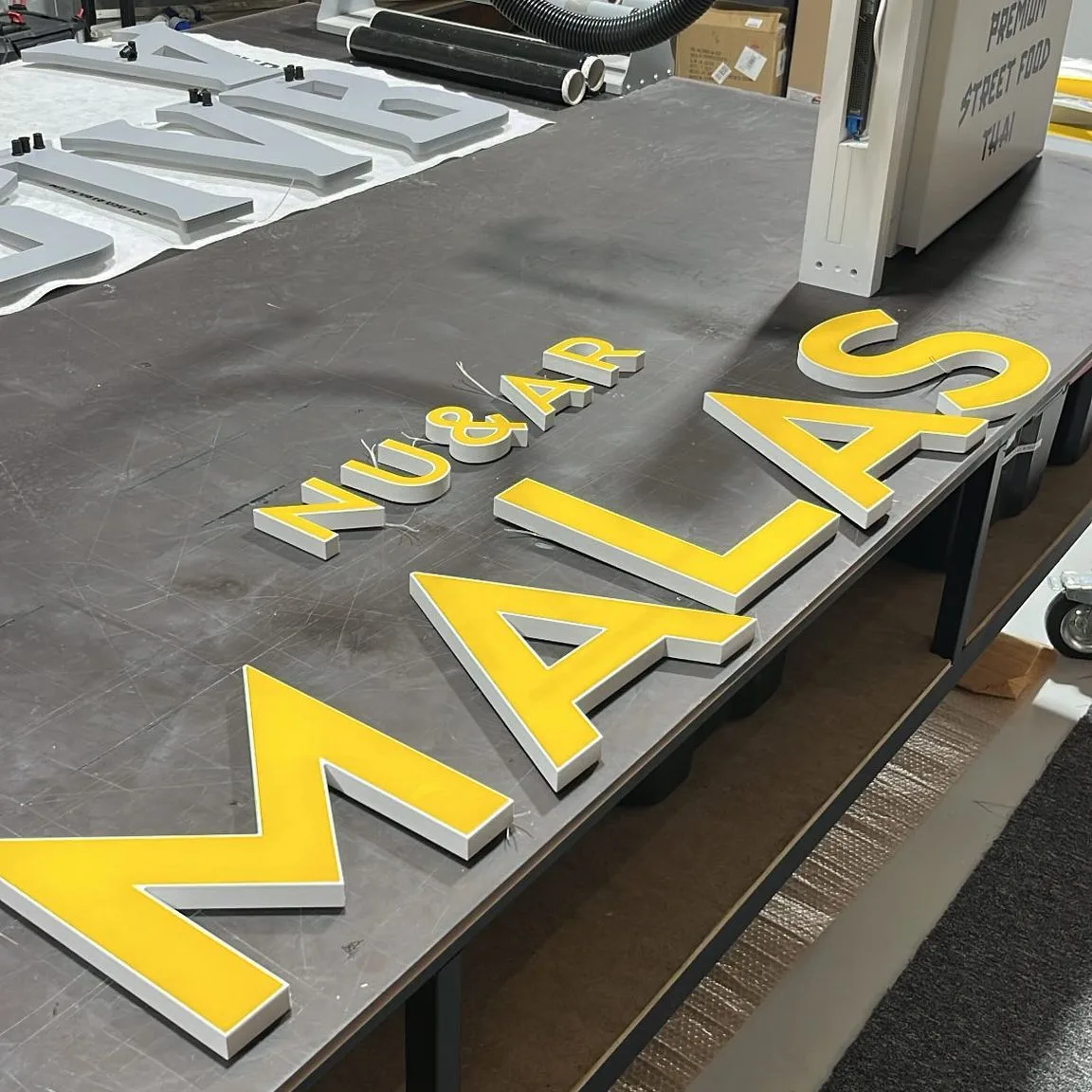 Enseigne bloc LED Nu&Air Malas — jaune