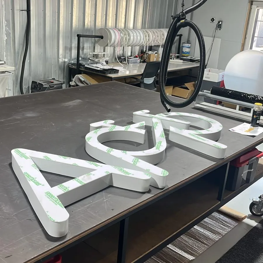 Enseigne lettres boîtier Agri — fabrication atelier