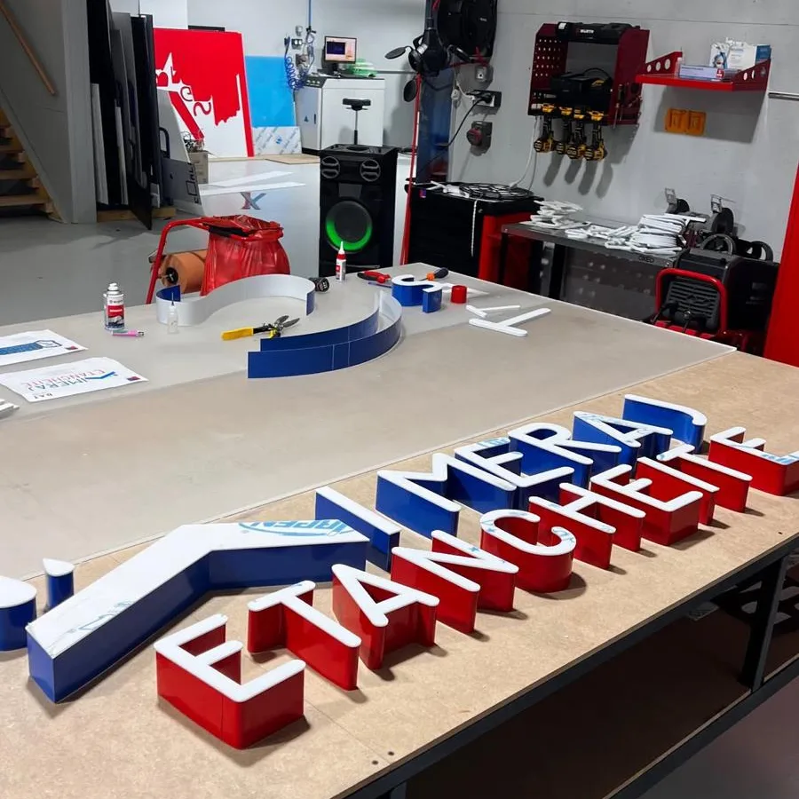 Enseigne lettres boîtier MERA Étanchéité — rouge et bleu