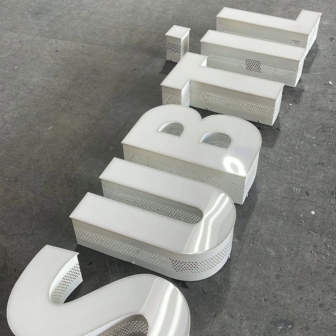 Enseigne lettres boîtier Subtil — lettres blanches perforées