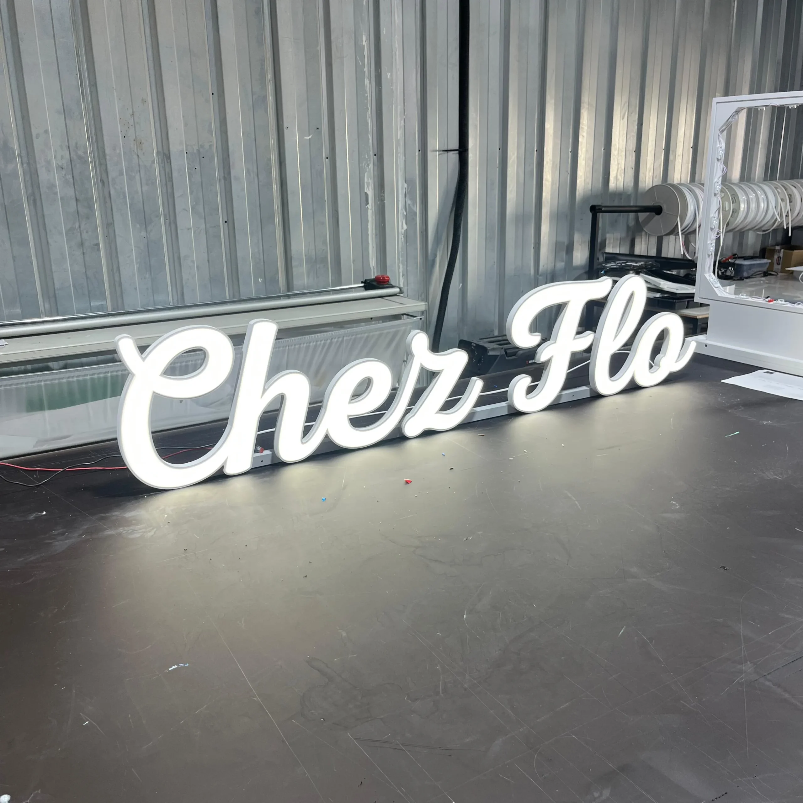 Enseigne PVC Chez Flo — lettres blanches cursives