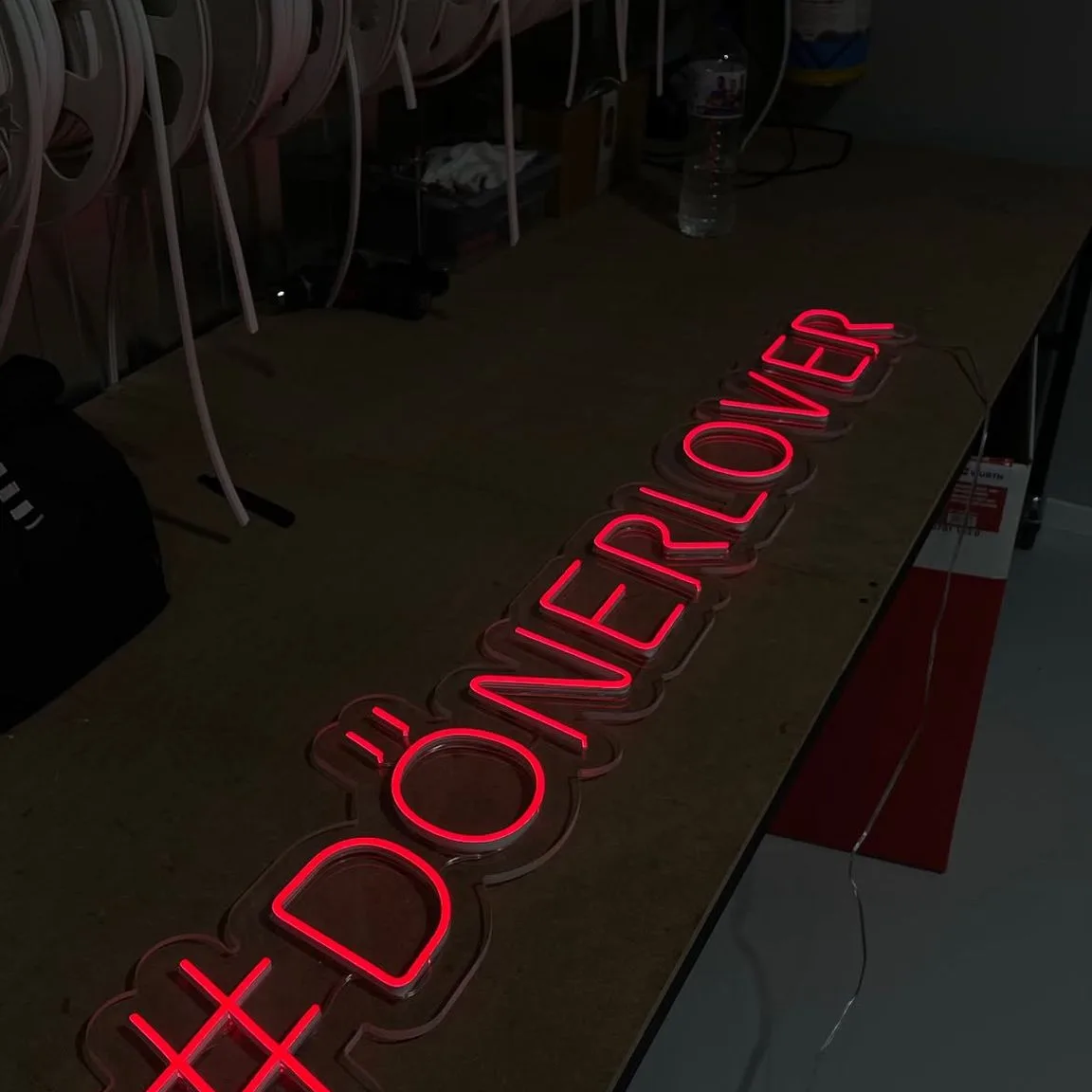 Enseigne néon LED #DönerLover — rouge