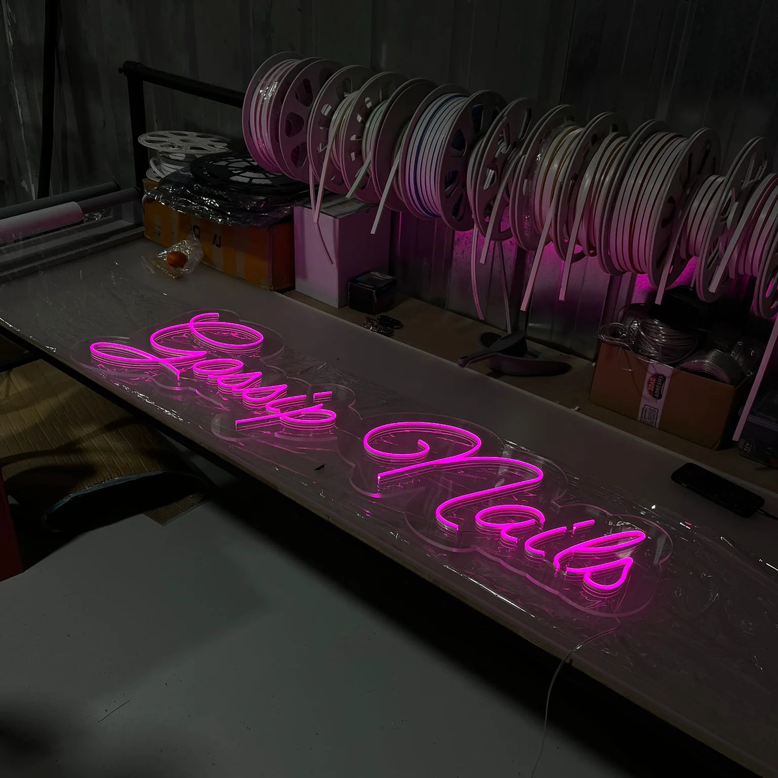 Enseigne néon LED Gossip Nails — rose