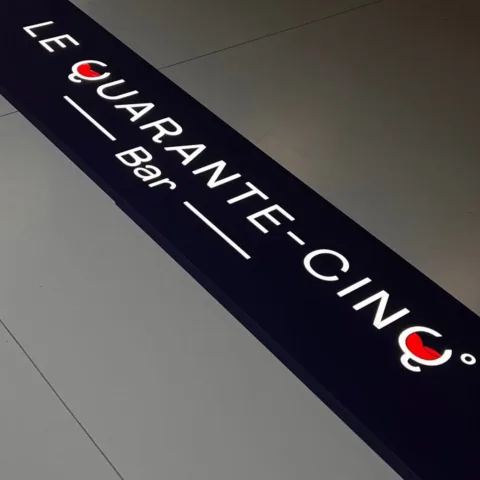 Leuchtkasten, Le Quarante-Cinq