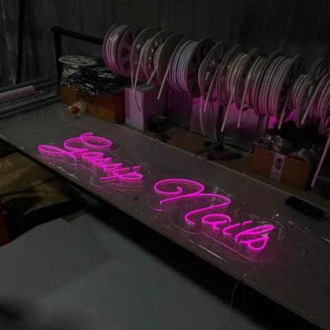 LED-Neonwerbung, Gossip Nails — rosa