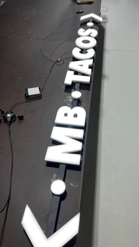 PVC-Werbeanlage, Galerie — leuchtende goldene Buchstaben
